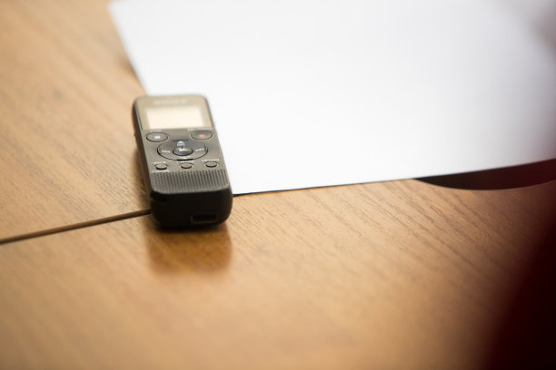 数码录音机等配件放在木桌上，俯视图图片下载