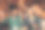 快乐的朋友在家里玩电子游戏图片下载
