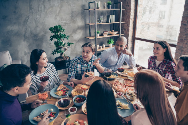 近距离的照片交流节日的公司愉快的聊天社交人群活动闲逛成员不同的种族男人举起杯子饮料坐桌子衬衫正装毛衣套头衫阁楼房间室内图片下载