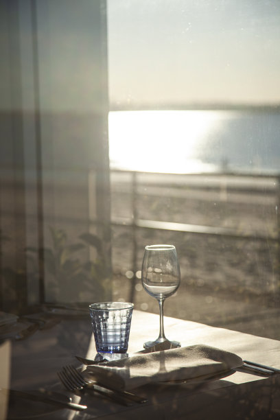 一个海滨餐厅的餐桌设置图片下载