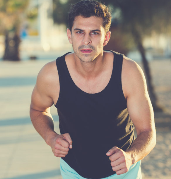 在城市海滨慢跑的人图片下载