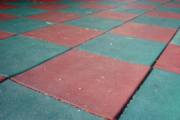 儿童操场上的橡胶垫子图片下载