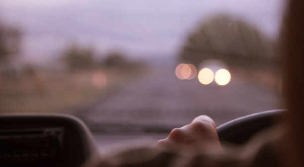 手握方向盘图片下载