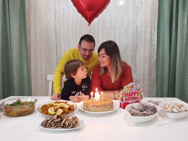 小男孩的生日与家人的“轰趴”图片下载