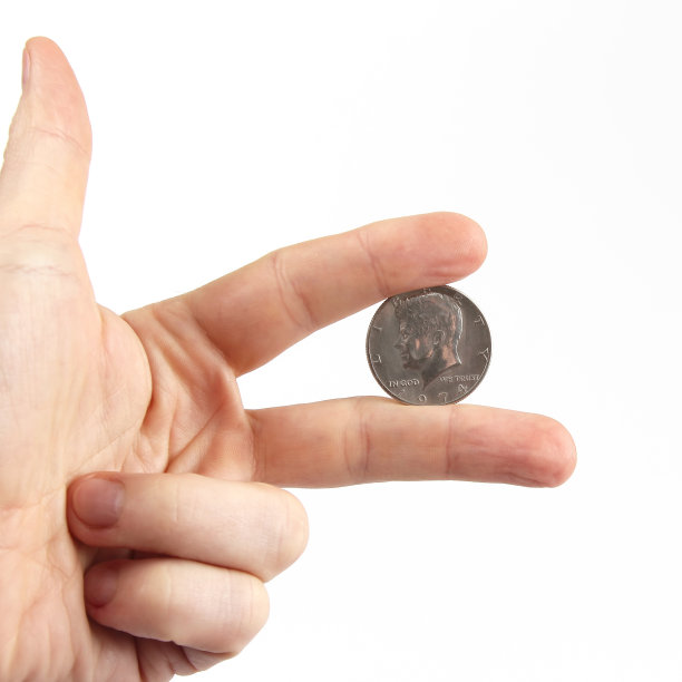 拿着硬币的手的手指。金融和经济图片下载