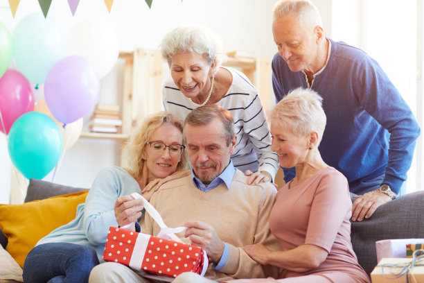 在朋友间打开生日礼物图片下载