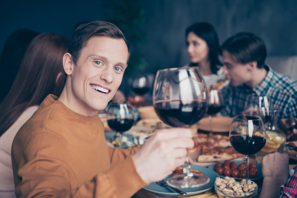 特写照片公司社交人群活动闲逛成员最好的朋友不同的种族女人男人举起玻璃饮料打电话庆祝同伴衬衫正装毛衣套头衫阁楼房间室内图片下载