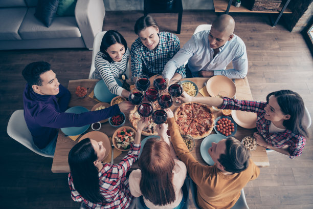 靠近顶部上面高角度照片公司社交人群活动闲逛成员最好的朋友不同的种族男人举起杯子饮料坐桌子衬衫正装毛衣套头衫阁楼房间室内图片下载