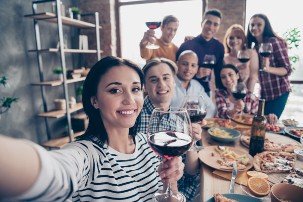 近距离的照片交流节日的公司不错的社会人群活动成员不同的种族男人提高饮料使自拍坐桌子衬衫正装毛衣套头衫阁楼房间室内图片下载