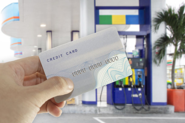 在加油站刷卡。图片下载