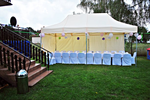 中性裸色户外花园派对的餐桌设置图片下载