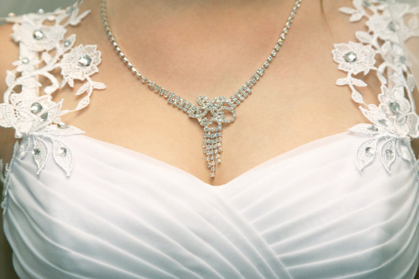 新娘的半身像与装饰的特写图片下载