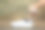 女人手里拿着鞋子除臭剂喷雾。图片下载