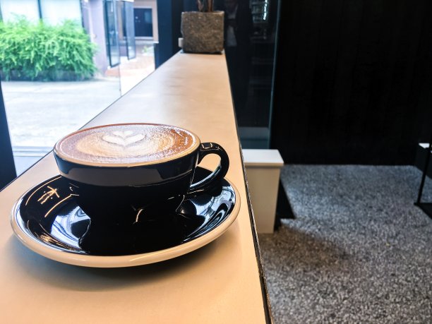 卡布奇诺咖啡放在咖啡馆的木头上。图片下载