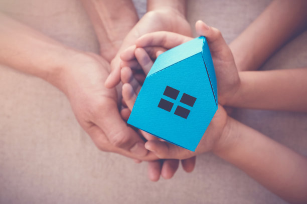 成人和儿童手握白宫，家庭之家和无家可归者庇护所的概念图片下载