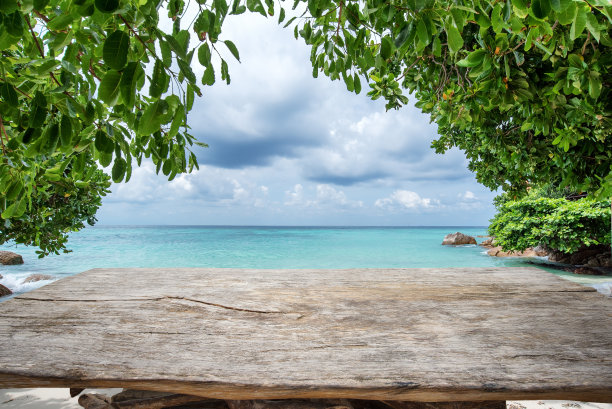 旧木桌和热带海滩背景图片下载