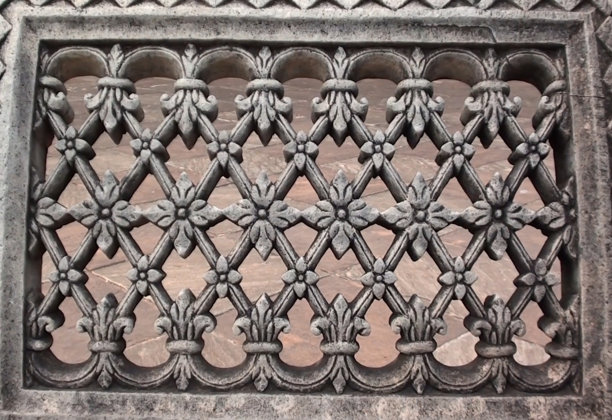 旧建筑上的华丽烤架图片下载