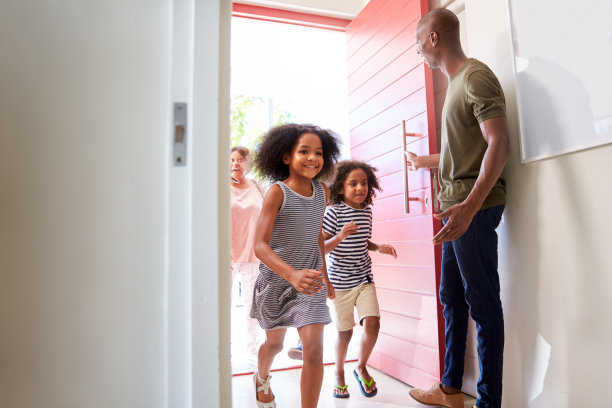 多代人家庭，祖父母探望孙辈素材图片