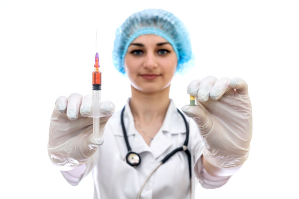 医生手持注射器隔离在白色背景图片下载