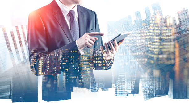商人在城市中使用平板电脑图片下载