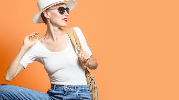 戴着帽子和太阳镜的时髦女人图片下载