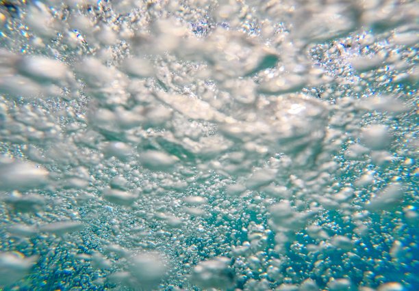 抽象的水模糊图像和双散景美丽的海绵和海浪。用于网站/横幅背景，背景图片下载