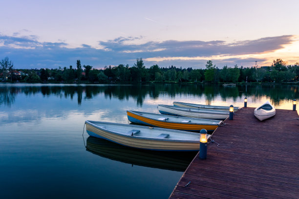 匈牙利Szombathely的Csonakazo湖，日落后的黄昏图片下载
