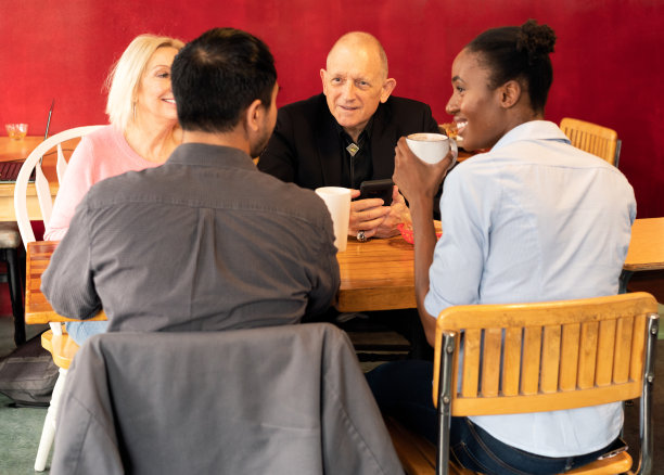朋友们在旧金山的一家咖啡馆里聊天图片下载