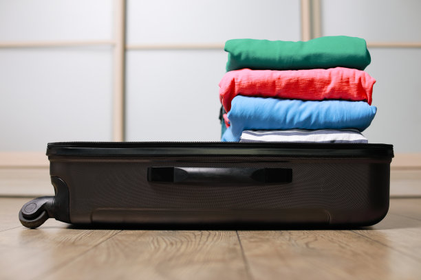 带颜色衣服的行李箱图片下载