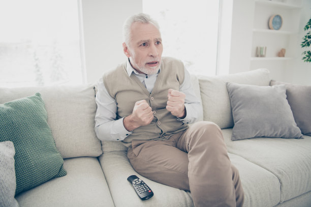 近的侧面资料照片惊人的，他，他，他的老人想赢，赢，胜利，足球比赛，游戏，游戏机，电视，穿白色衬衫，马甲，裤子，坐舒适明亮的公寓，房子，客厅，室内图片下载