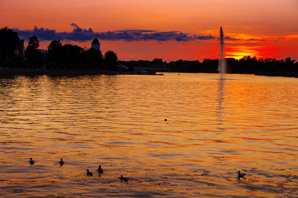 小镇上的日落景观。日落时分的维堡城，维堡城堡，维堡湾，列宁格勒州，俄罗斯。2018年8月。图片下载