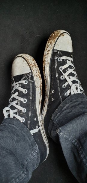 脏的鞋子图片下载