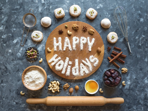 节日快乐的美食背景。鸡蛋、面粉和坚果放在一个深色的木制背景上图片下载