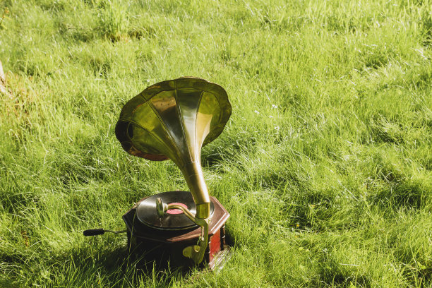 绿色草地上的老式留声机图片下载