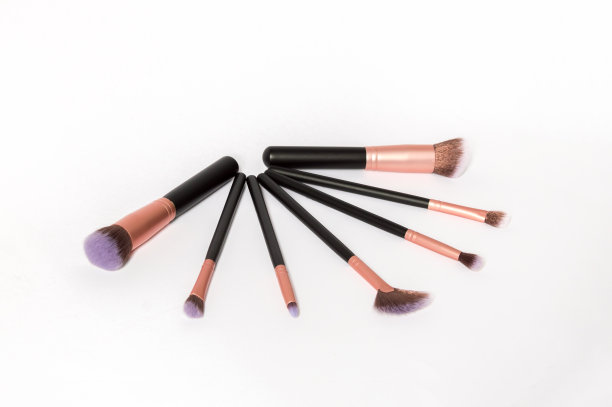 一组黑色化妆刷隔离在白色背景图片下载