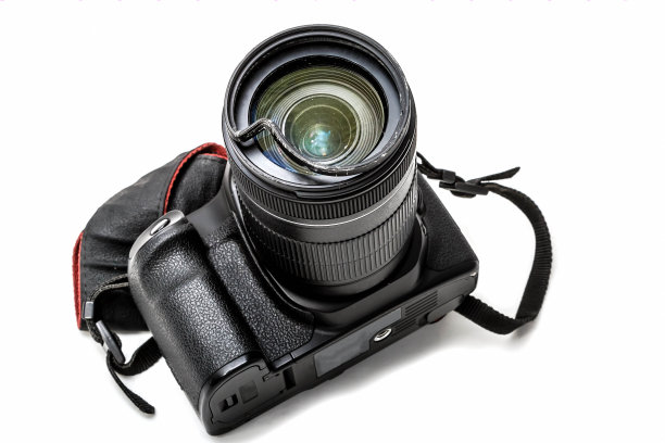 数码单反相机坏了，变焦镜头的保护滤镜凹了。将修复。孤立在白色背景上。透视图图片下载