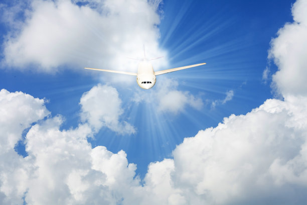 商务飞机在蓝天白云的自然背景下。图片下载