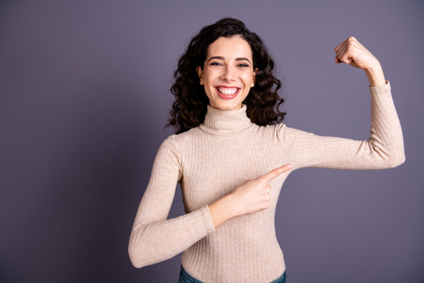 特写照片惊人的吸引她她的女士指示手指自己的酷大的肌肉我不需要英雄女孩的力量强大的概念想法穿休闲的柔和的毛衣套头衫孤立的灰色背景图片下载