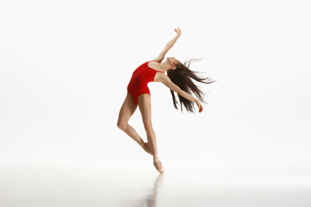 年轻优雅的芭蕾舞者在白色的工作室背景上跳舞图片下载