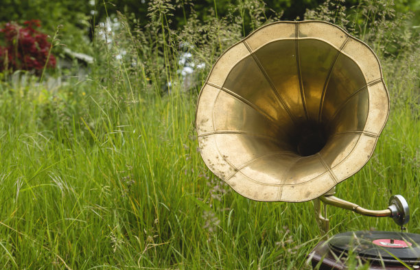 绿色花园里的老式留声机图片下载