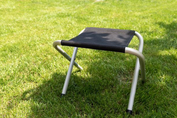 绿色草地上的露营椅，近距离拍摄。图片下载