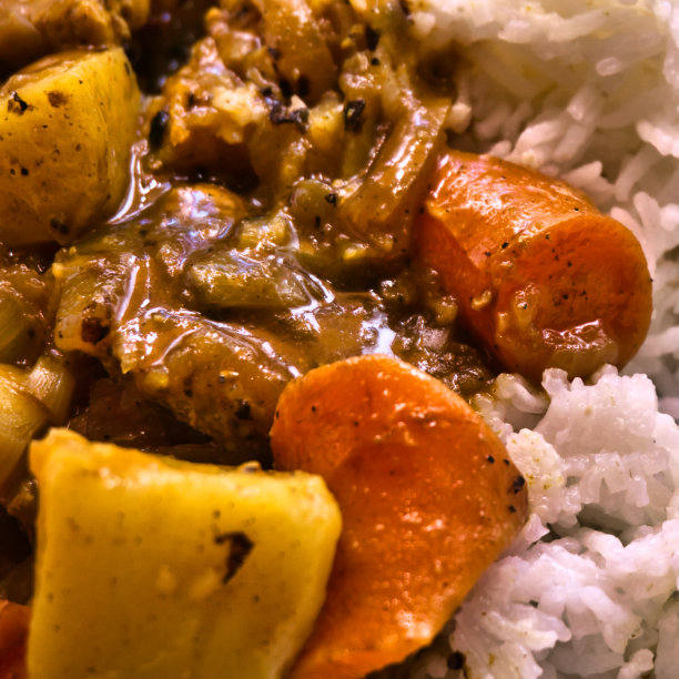 日式咖喱饭配土豆、胡萝卜等蔬菜、食物图片下载