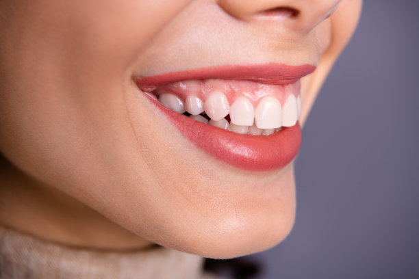 裁剪近的侧面侧面的资料照片美丽的她她的夫人显示完美的条件微笑丰满撅着的嘴唇口腔医生检查穿休闲的柔和的套衫孤立的灰色背景图片下载