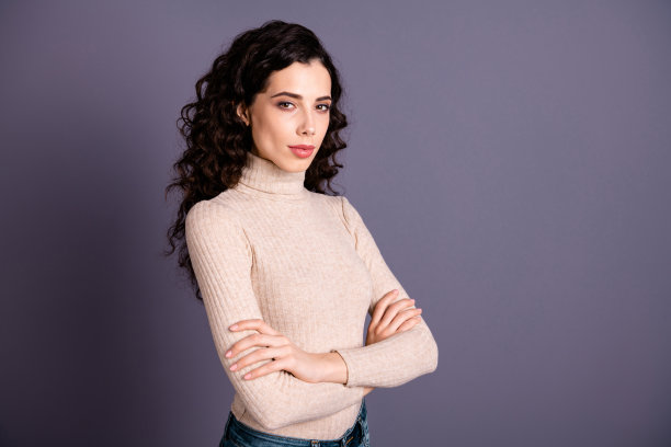 近距离的侧面资料照片美丽，惊人的她，她的聪明的商务女士，理想的丰满的嘴唇，双臂交叉，自信，沉默的穿着牛仔裤，牛仔，休闲，柔和的套衫孤立的灰色背景图片下载