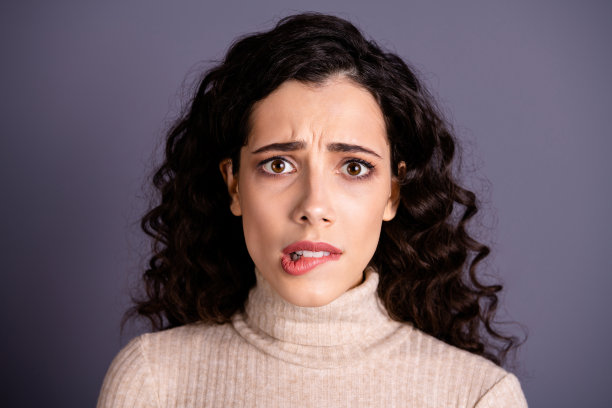近距离的照片惊人的迷人的她她的女士咬嘴唇哦没有面部表情的眼睛完全害怕不是我的错可怕的可怕的情况穿休闲的柔和的毛衣套头衫孤立的灰色背景图片下载