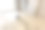 打扫公寓。地板上有吸尘器图片下载