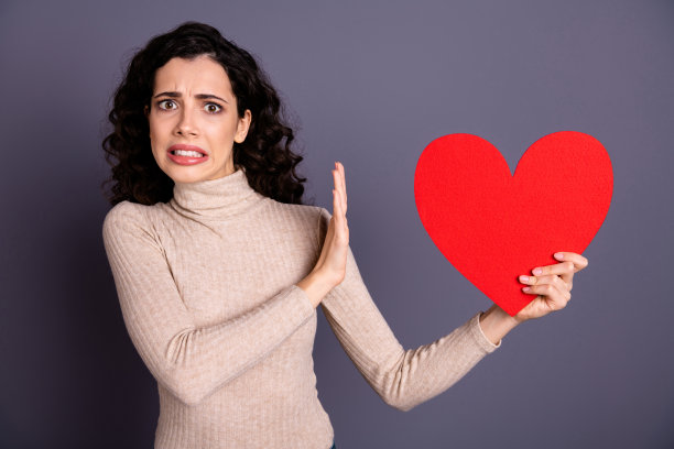 近距离的照片美丽的她她的女士限制邀请约会舞会手手臂否认庆祝情人节日受伤的感情分手穿休闲的柔和的毛衣套头衫孤立的灰色背景图片下载