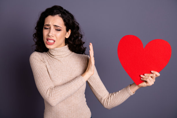 近距离的照片美丽的她她的女士限制邀请约会舞会手手臂否认庆祝情人节日受伤的感情分手穿休闲的柔和的毛衣套头衫孤立的灰色背景图片下载