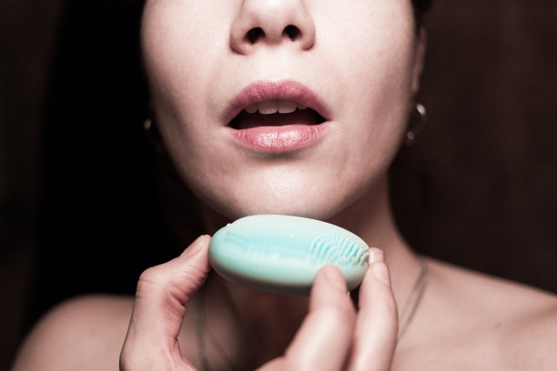 正在洗脸的女人图片下载