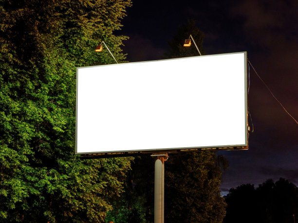 空白模拟的白色空白广告牌。图片下载